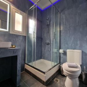 uma casa de banho com um chuveiro, um WC e um lavatório. em RED ROOMS TSIMISKI 60 em Tessalónica