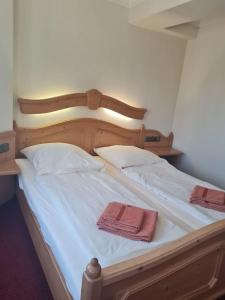 Una cama con dos toallas encima. en Kleines Brauhaus Ingolstadt, en Ingolstadt