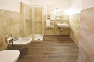 a bathroom with a toilet and a sink and a shower at B&B Centro della Famiglia in Treviso