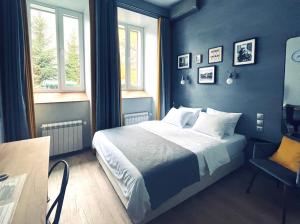 サラトフにあるAddress Hotelの青いベッドルーム(ベッド1台、椅子付)