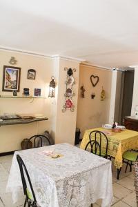 une salle à manger avec deux tables et des chaises dans l'établissement Pousada Mucuripe, à Fortaleza
