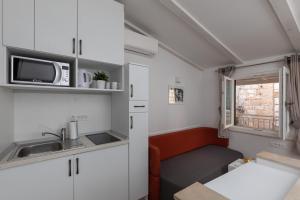 Кухня или мини-кухня в Apartment & Rooms Palmotta
