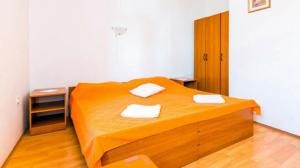ein Schlafzimmer mit einem Bett mit zwei Handtüchern darauf in der Unterkunft Guest House Fontana in Mlini