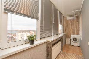 y baño con ventana y lavadora. en Apartments na Lenina 142 en Magnitogorsk