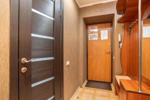 una puerta en una habitación con pasillo en Apartments na Lenina 142 en Magnitogorsk