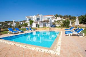 een villa met een zwembad voor een huis bij Villa Amadeus in Kalathos