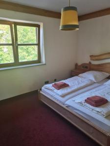 1 dormitorio con 2 camas y ventana en Kleines Brauhaus Ingolstadt, en Ingolstadt