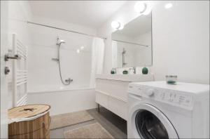 lavadero blanco con lavadora en Operastreet City Center Apartment Brasil en Viena