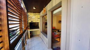 um corredor de uma casa com lareira e uma janela em Departamento cálido y cómodo muy bien ubicado 4pax em San Martín de los Andes