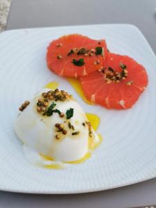 レ・ヴァンにあるle petit domaine 07の食べ物が載った白い皿 +17枚の写真