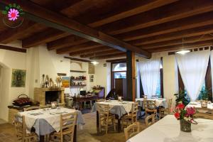 ein Restaurant mit Tischen, Stühlen und einem Kamin in der Unterkunft Bassarì in Recanati