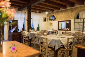 ein Restaurant mit Tischen und Stühlen mit weißen Tischdecken in der Unterkunft Bassarì in Recanati + 65 Fotos