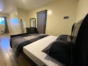 Krevet ili kreveti u jedinici u okviru objekta Spacious Apartment Minutes from the Beach
