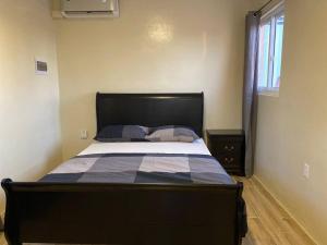 Krevet ili kreveti u jedinici u okviru objekta Spacious Apartment Minutes from the Beach