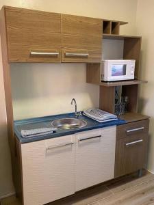 Kuhinja ili čajna kuhinja u objektu Spacious Apartment Minutes from the Beach