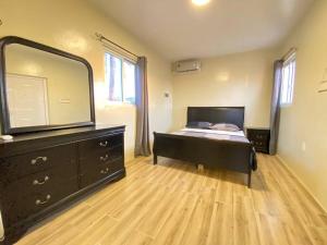 Krevet ili kreveti u jedinici u okviru objekta Spacious Apartment Minutes from the Beach