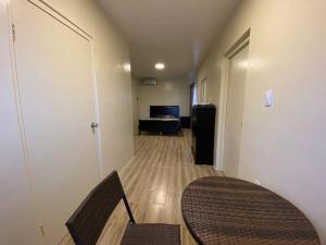 TV i/ili multimedijalni sistem u objektu Spacious Apartment Minutes from the Beach