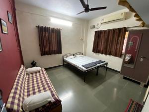 Cama ou camas em um quarto em Shree Bungalow