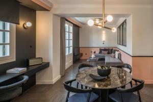 Posedenie v ubytovaní 72 AD Suites