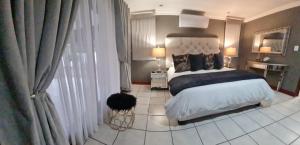Un pat sau paturi într-o cameră la Vaal De Vue Guesthouse