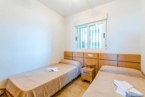 Postel nebo postele na pokoji v ubytování APCOSTAS Jardines del Mar - Oropesa + 13 fotografií