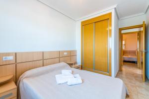 Postel nebo postele na pokoji v ubytování APCOSTAS Jardines del Mar - Oropesa