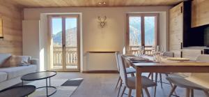 een woonkamer met een eettafel en stoelen bij Appartement Chalet Montjoye in Saint-Gervais-les-Bains