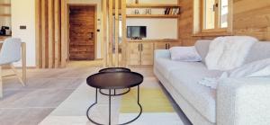 een woonkamer met een bank en een tafel bij Appartement Chalet Montjoye in Saint-Gervais-les-Bains