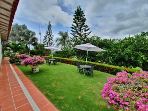 Garden sa labas ng Hacienda Isabela Hotel Campestre