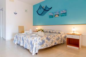 una camera con letto e tavolo con lampade di Scialabà Residence Salento a Torre Pali