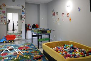 um quarto para crianças com uma grande pilha de bolas em Kozubnik 37 em Porąbka