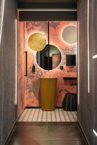 La salle de bains est pourvue d'une grande baignoire jaune. dans l'établissement Demo Hotel Design Emotion, à Rimini