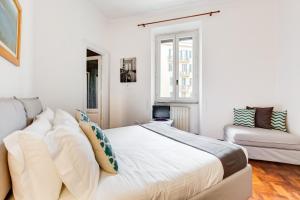 A bed or beds in a room at Large and bright apartment amazing view Basilica San Giovanni in Laterano