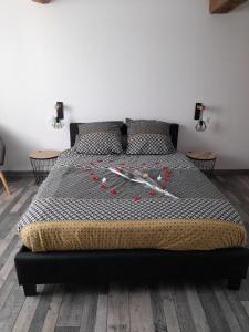 A bed or beds in a room at Nuit romantique
