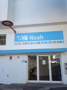 una señal tko noah en el lado de un edificio en Apartamentos Tao Noah, en Puerto del Rosario