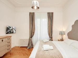 - une chambre avec un lit et 2 serviettes dans l'établissement Vallazze Luxury, à Milan