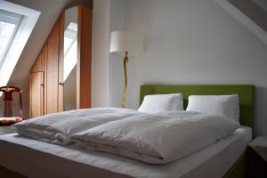 Letto o letti in una camera di Hotel Restaurant - Häuserl im Wald Graz