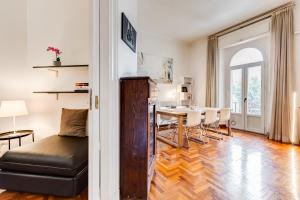 A seating area at Large and bright apartment amazing view Basilica San Giovanni in Laterano
