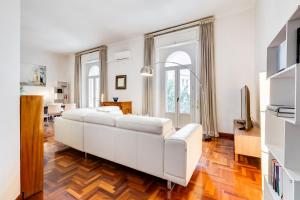 A television and/or entertainment centre at Large and bright apartment amazing view Basilica San Giovanni in Laterano