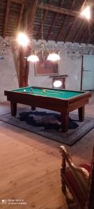 Château de la Forie tesisinde bir bilardo masası