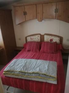 Katil atau katil-katil dalam bilik di Mobil-home 4/6 personnes dans parc avec lac +3 gambar