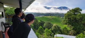 Vara BlancaVolcano Panoramic Views的一群人站在一个眺望着山谷的阳台