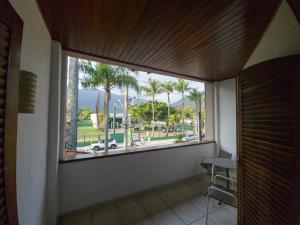 マレシアスにあるビーチ ホテル マレシアスの海の景色を望む客室内の窓