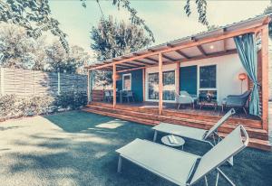 eine Veranda eines Hauses mit einem Tisch und Stühlen in der Unterkunft Resort Tenuta Primero in Grado
