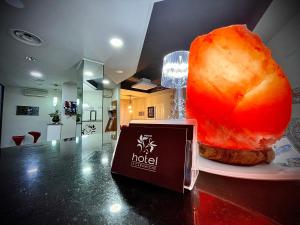 a large orange on a plate next to a cake at Hotel Le Ceramiche in Montalto Uffugo