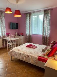 A bed or beds in a room at Villa Kokosowa