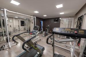 a gym with several treadmills and machines in it at Class Hotel Guaxupé in Guaxupé