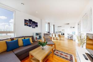 sala de estar con sofá y mesa en Lovely 2 bedroom flat with balcony in Stratford en Londres