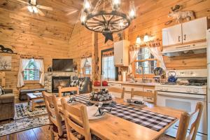Rustic Rothbury Cabin with Resort Amenity Access!的厨房或小厨房