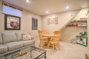 Rustic Rothbury Cabin with Resort Amenity Access!的休息区